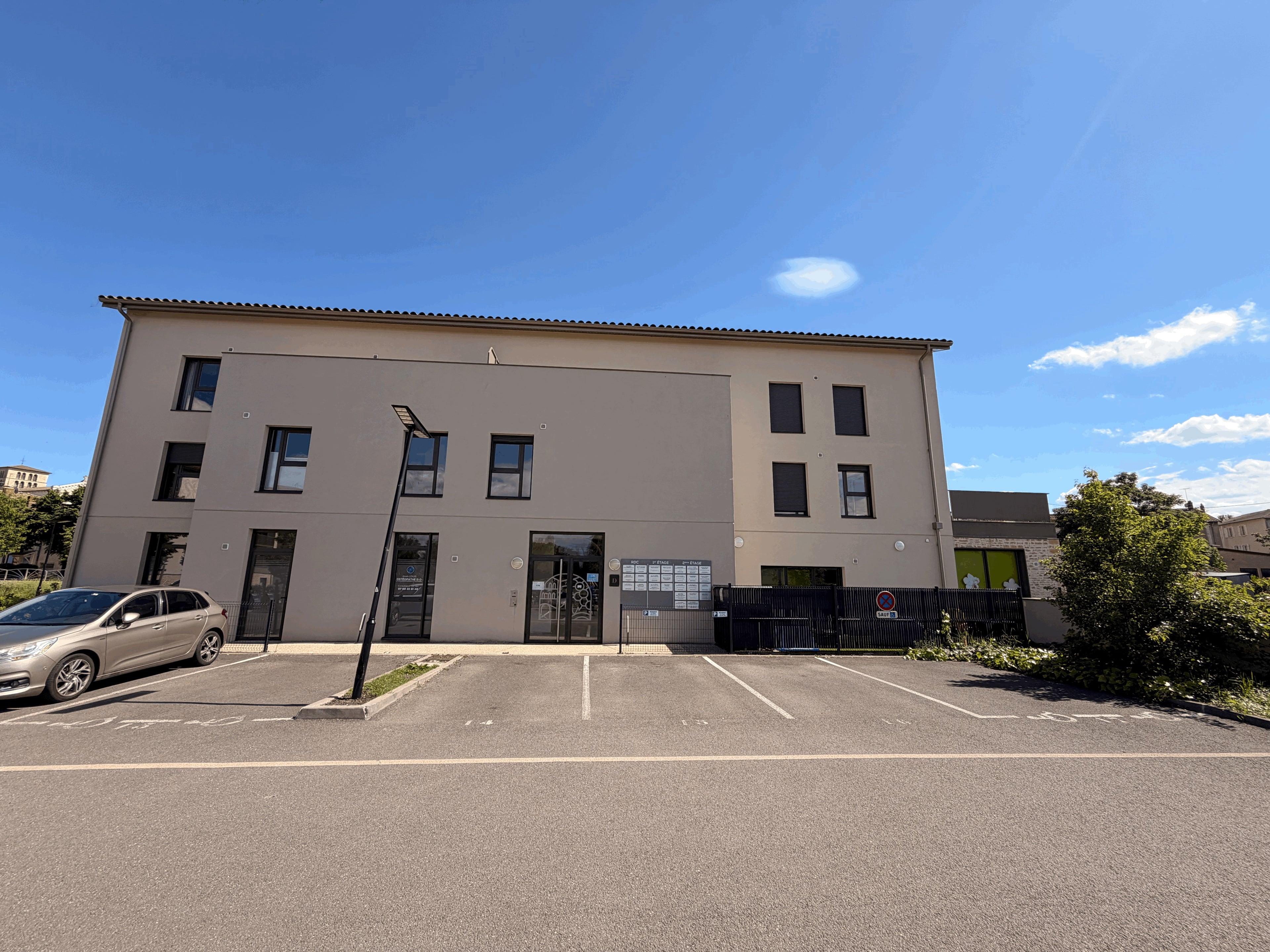 Façade extérieure du cabinet médical et son parking