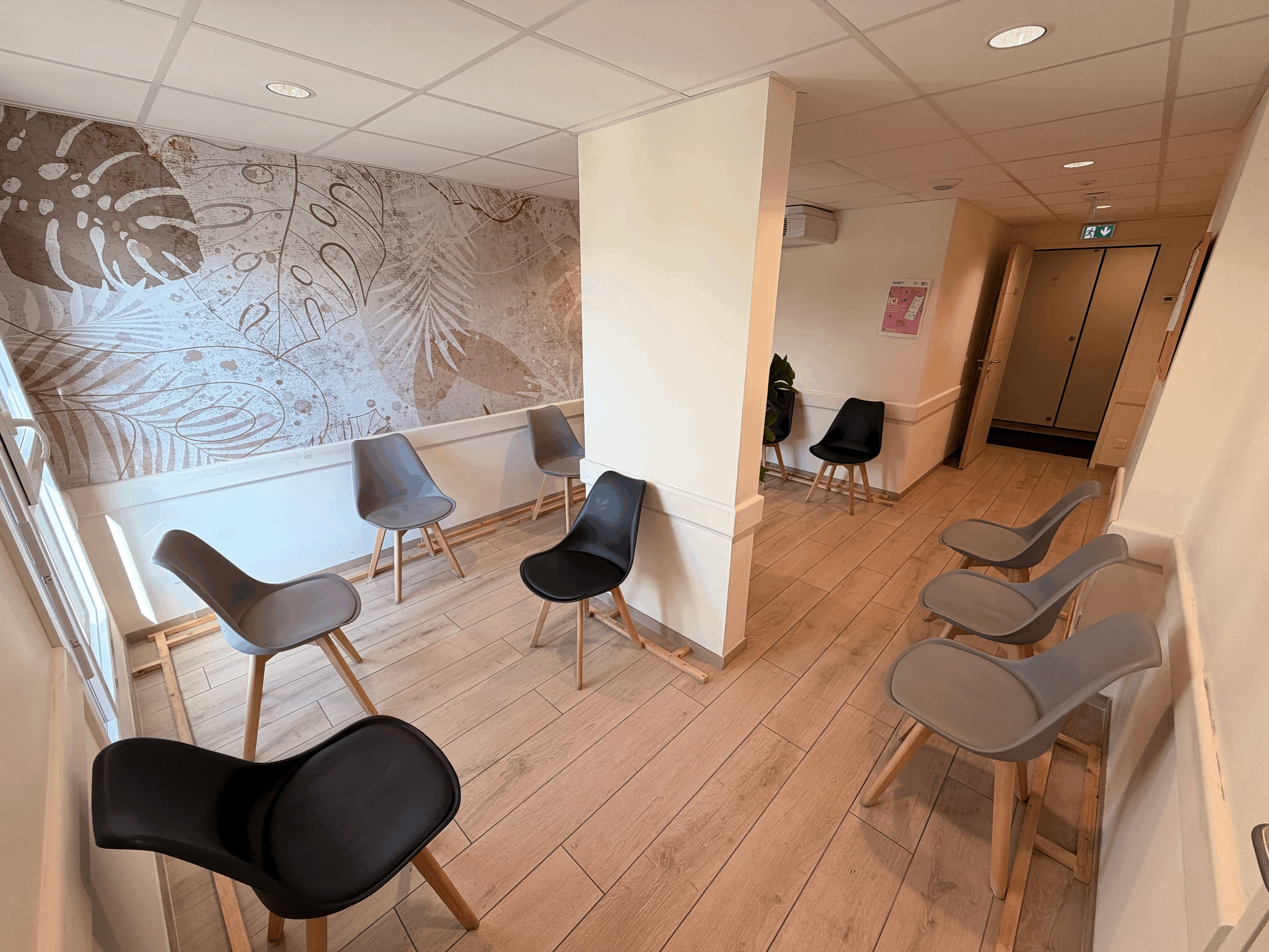Salle d'attente lumineuse avec sièges contemporains