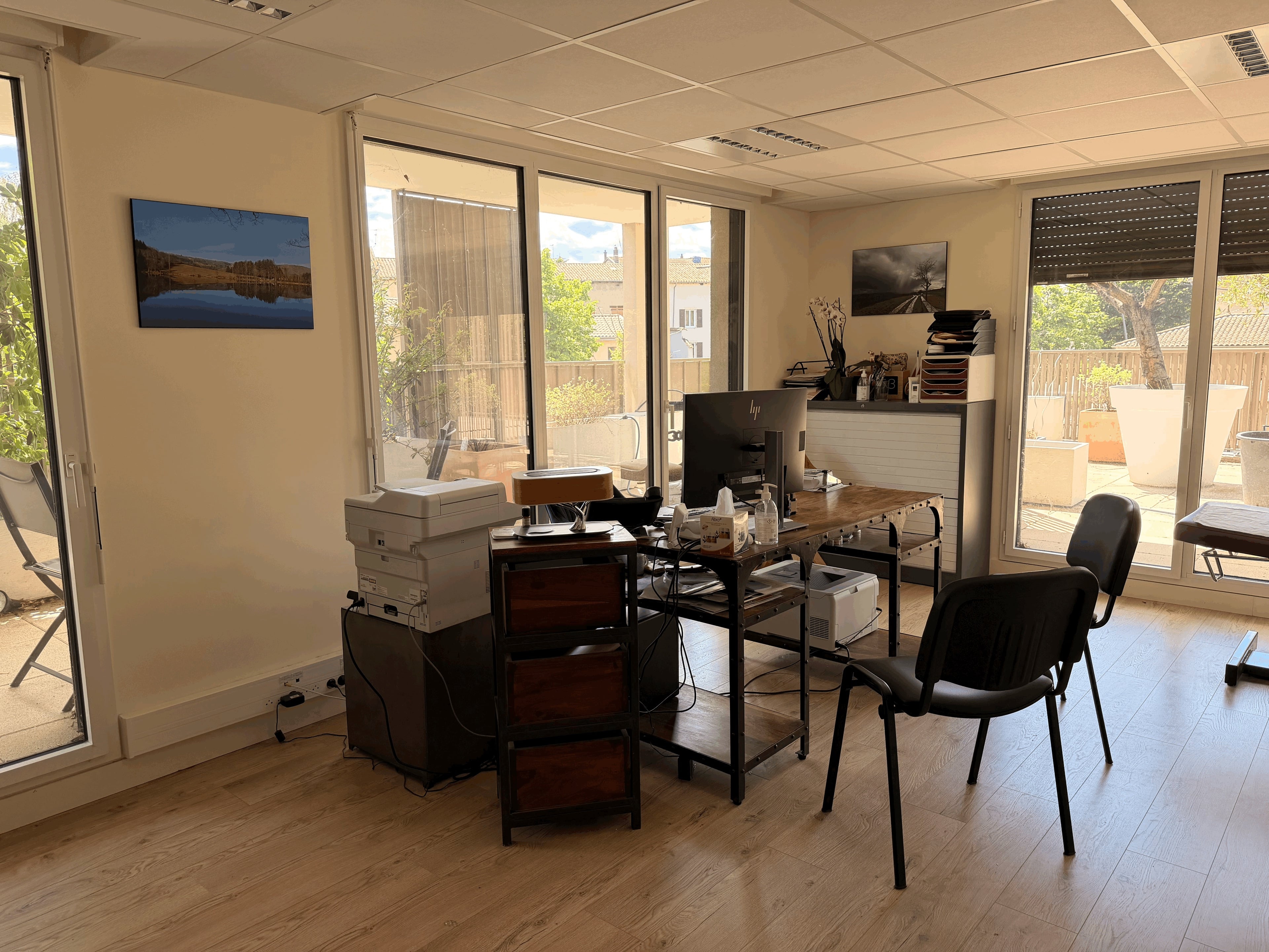 Salle de consultation équipée, avec bureau et baies vitrées