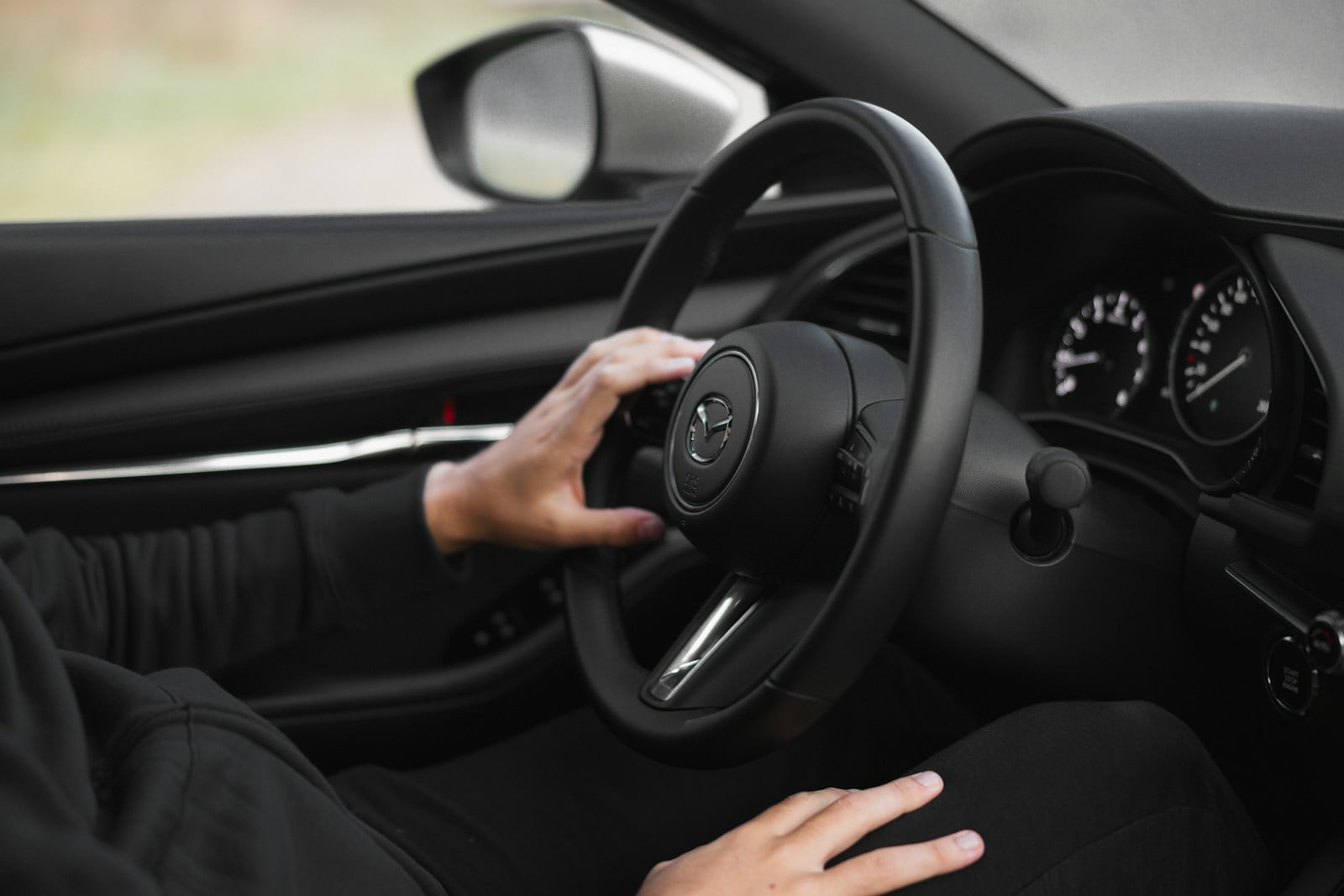 Mains sur le volant d'une voiture, vue de l'habitacle